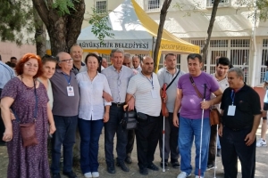 BİNALAR YIKILSA’DA KALPLER YAN YANA!