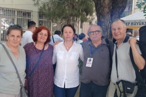 BİNALAR YIKILSA’DA KALPLER YAN YANA!